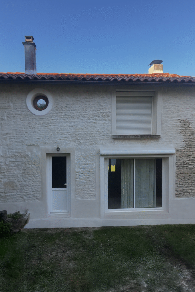 Rénovation de façade à Surgères – enduit et pierres apparentes