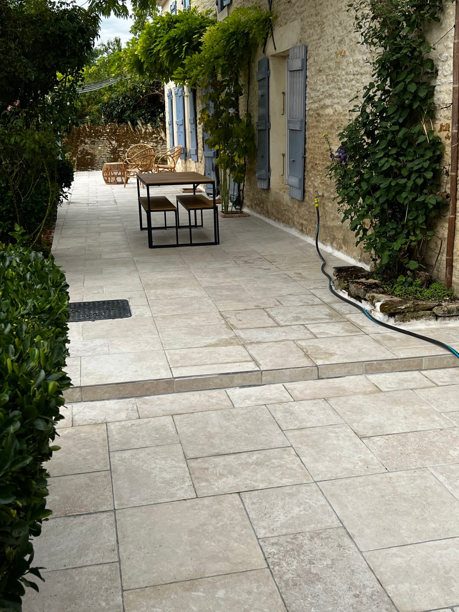 Pose de carrelage extérieur et dallage à Surgères – aménagement de terrasse et travaux de maçonnerie général