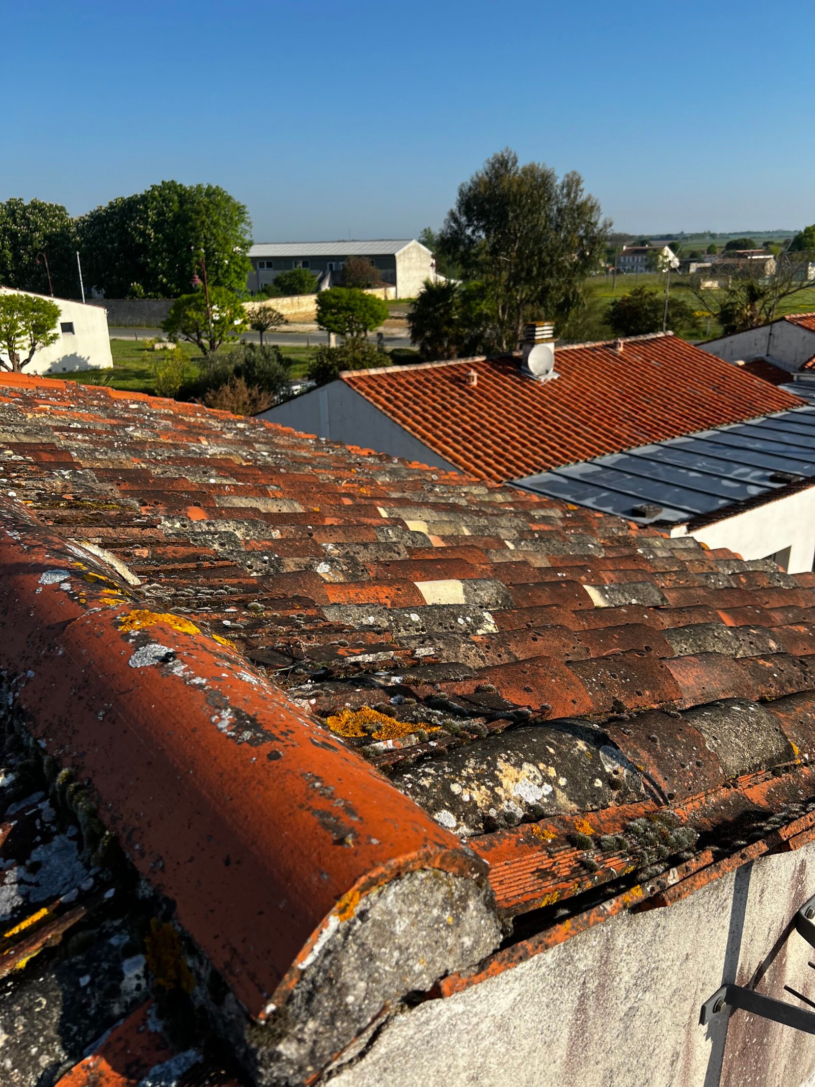 Travaux de couverture à Surgères 17 – rénovation d’une toiture en tuiles et travaus de démoussage