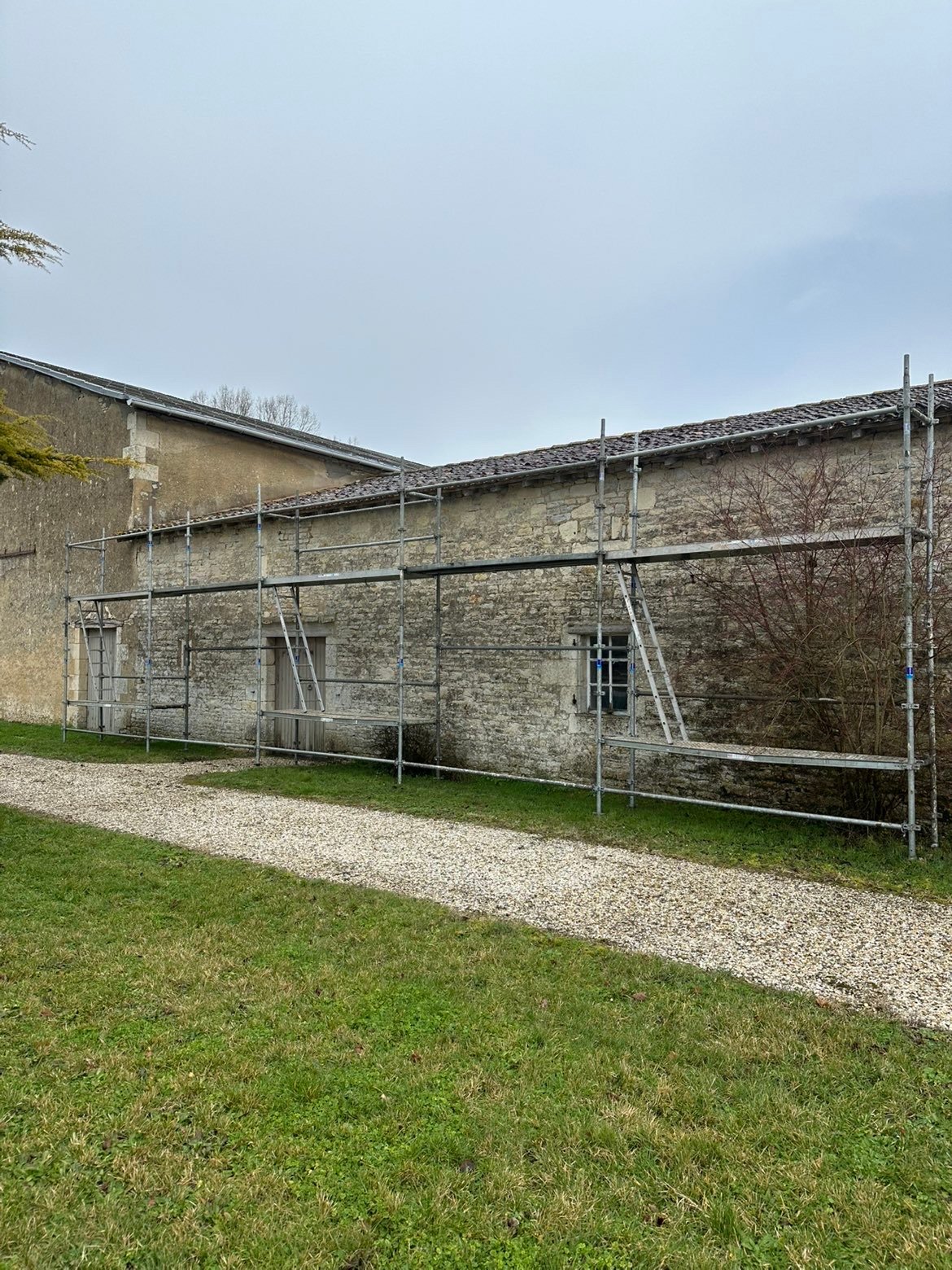 chantier de réparation de toiture par couvreur à Saint-Jean-d’Angély en Charente-Maritime (17)
