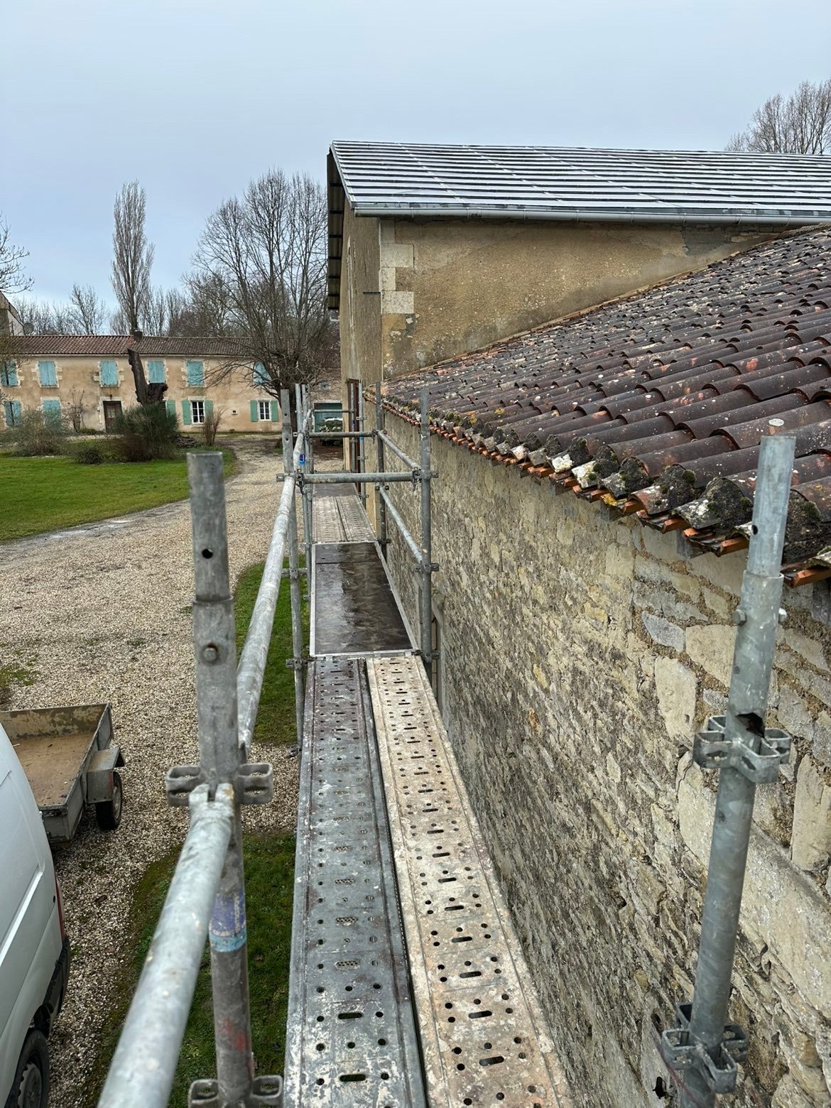 réparation de toiture en tuiles canal par couvreur en Charente-Maritime (17)