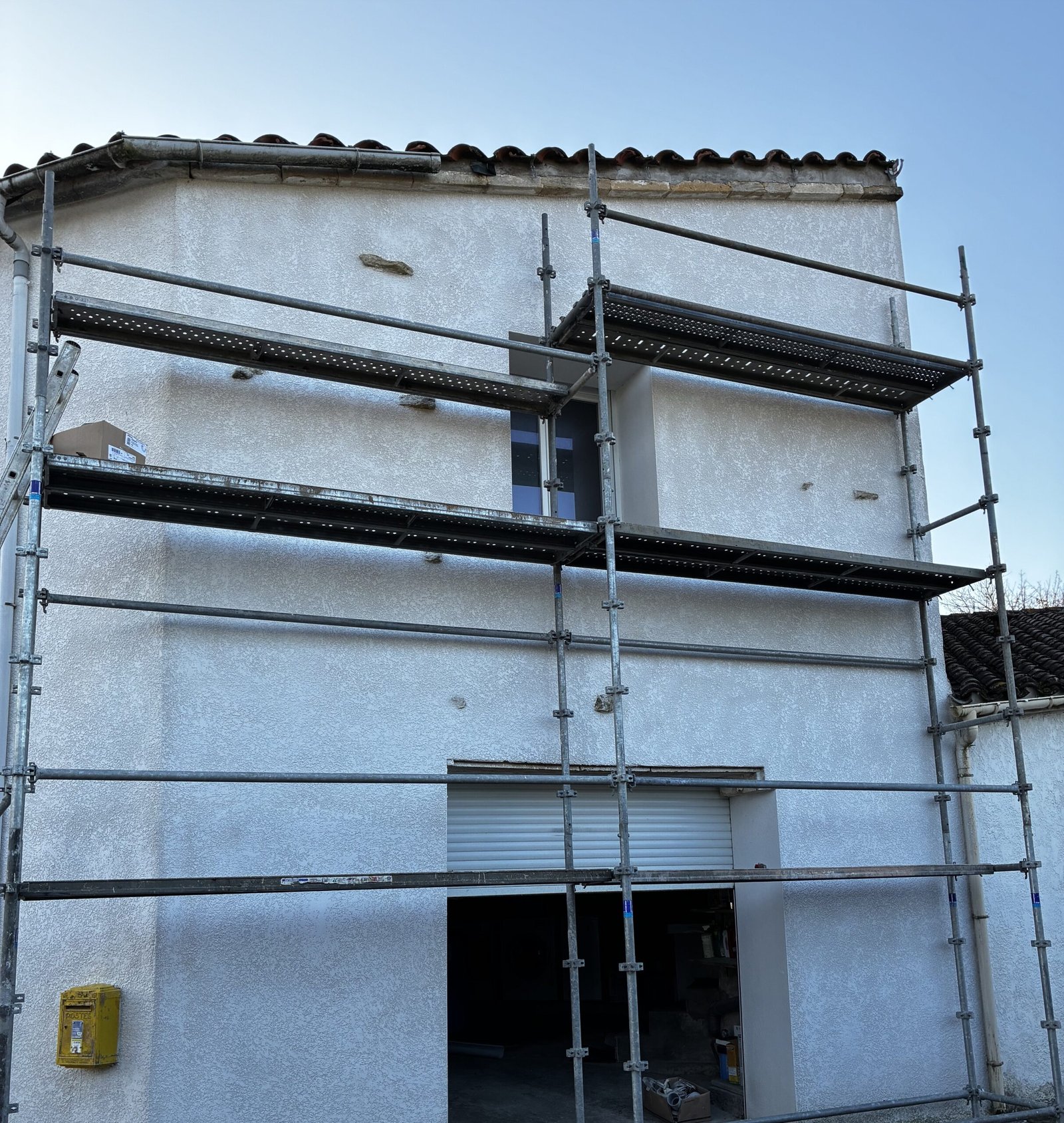 chantier de rénovation de toiture avec échafaudage réalisé par couvreur à Surgères en Charente-Maritime (17)