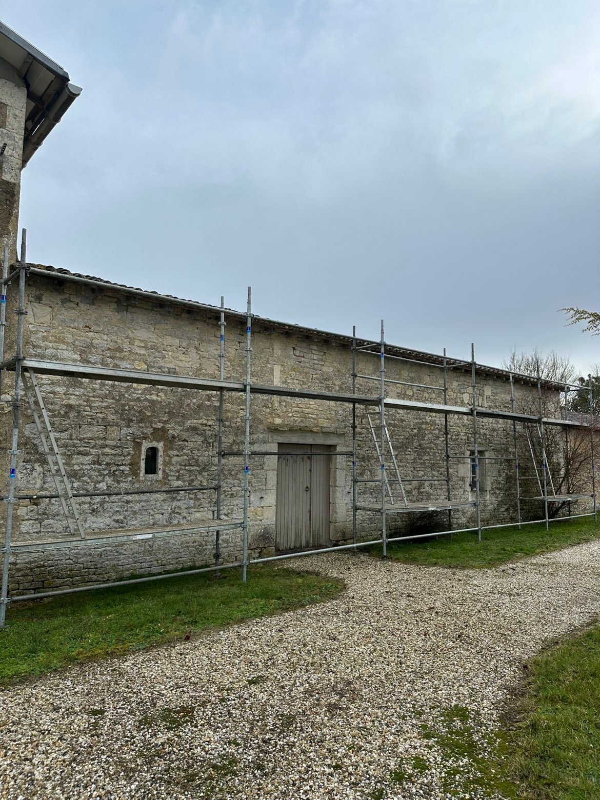 chantier de réparation de toiture par couvreur à Niort dans les Deux-Sèvres (79)